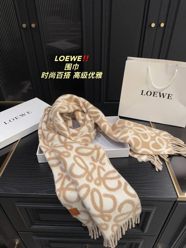 配盒 罗意威 Loewe 围巾 真的相当的百搭，上身气质 Upup 上身效果气场非常强大！ 这款围巾的效果很特别，手感柔软成色有质感，面料厚实保暖，版型更是非常