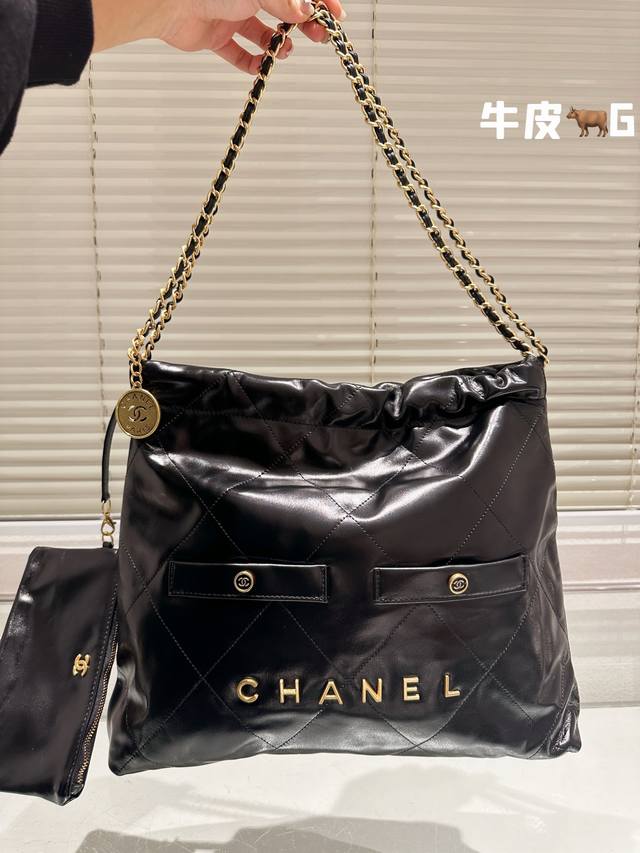 头层牛皮 Chanel 22Bag 以数字命名的“垃圾袋” 年10 月，Chanel 品牌艺术总监virginie Viard在年春夏 时装秀_上推出一款新款手