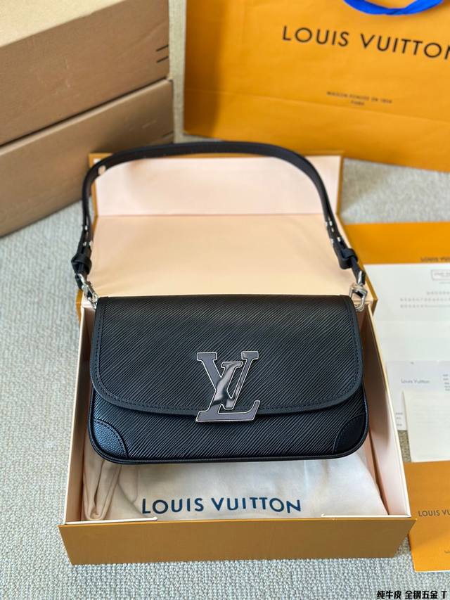 Louis Vuitton 黑 色buci也太酷了吧给我一个不买iv家老花的理由 那必然是lv的buci Epi水波纹牛皮和荔枝纹牛皮的组合 让整只包的质感直接