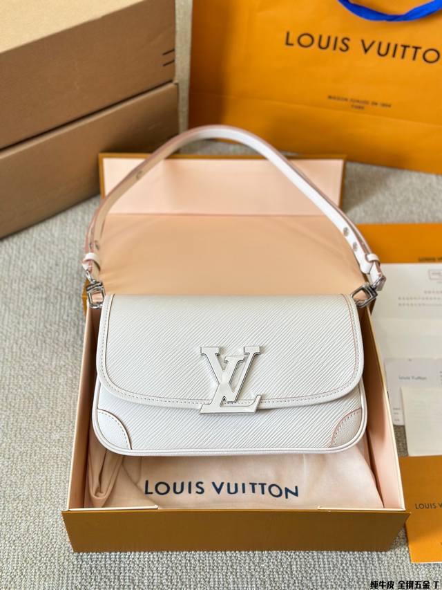 Louis Vuitton 黑 色buci也太酷了吧给我一个不买iv家老花的理由 那必然是lv的buci Epi水波纹牛皮和荔枝纹牛皮的组合 让整只包的质感直接