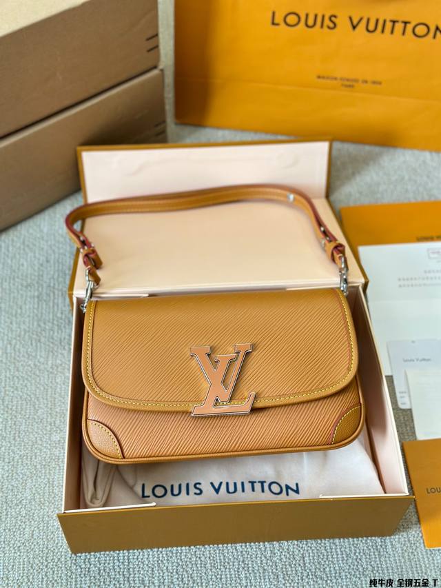 Louis Vuitton 黑 色buci也太酷了吧给我一个不买iv家老花的理由 那必然是lv的buci Epi水波纹牛皮和荔枝纹牛皮的组合 让整只包的质感直接