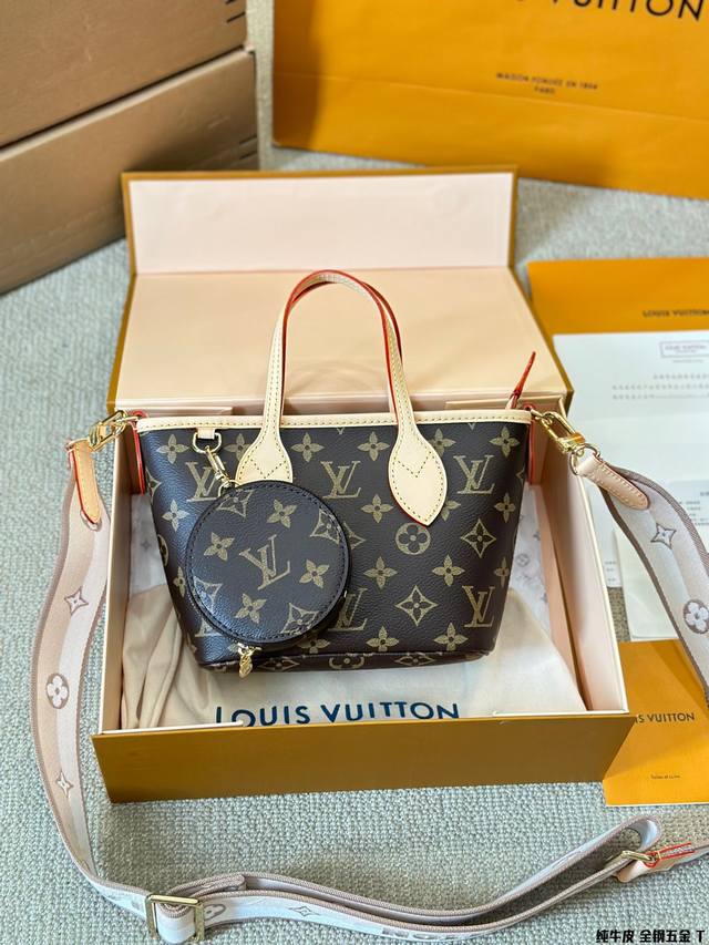 送原版lv丝带 Lv Neverfull Bb手袋结合了经典设计与标志性细节。 由damier Ebene帆布制成，采用多彩织物内衬，并搭配牛皮革饰边，宽敞却不