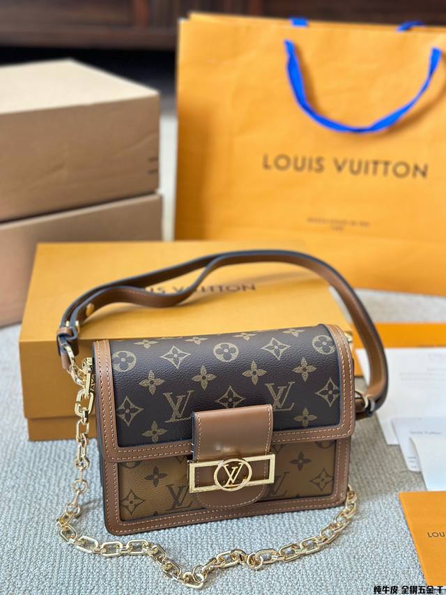 专柜最新款达芙妮 Louis Vuitton Lv走秀款dauphine达芙妮邮差包，全牛皮，万能搭配四季，夏日轻薄都能hold住。复古但上身时髦的信封包，线条