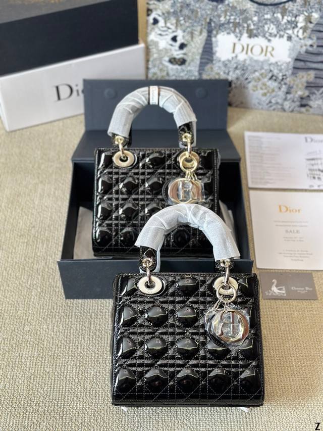 漆皮 配折叠礼盒 配金色dior小星星 尺寸：Size: 20Cm 高品版.升级出货 Dior 戴妃漆皮款 更加加分！！ 小牛皮材质！