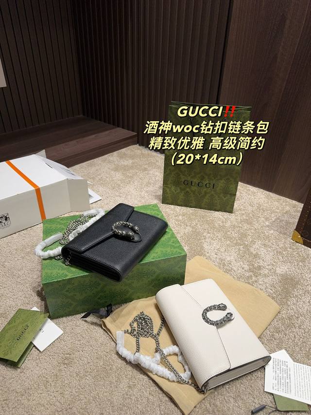 配折叠盒尺寸20.14 酷奇 Gucci 酒神woc钻扣链条包 酒神的这款钻扣真的太太太美了！ 阳光下每一颗都超闪耀。 链条可以调节的方法很多 斜挎单肩或是腋下