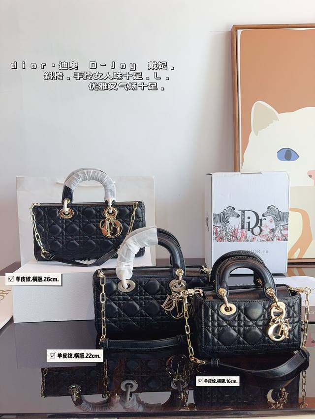 配全套礼盒 Dior 迪奥 新品 戴妃 横版 羊皮纹 夏日必备单品. 实在是太太帅气了 新品到货 尺寸横版 26*6*14 22*6*12 16*6*10Cm