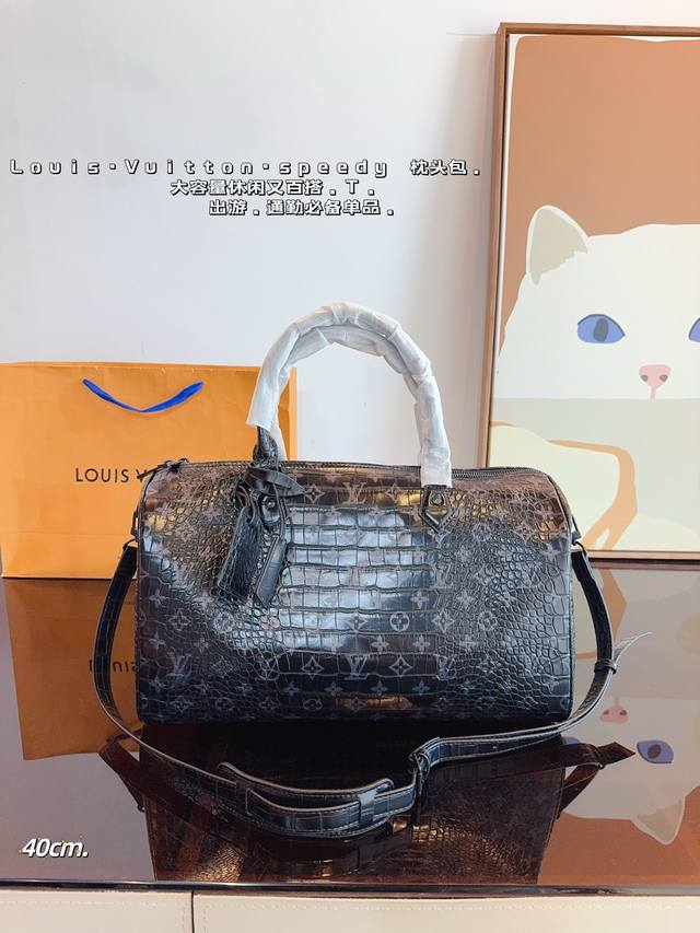 Lv Speedy 鳄鱼纹纹枕头包 这款retiro 手袋以标志性的lv老花面料制成，搭配奢华的变色牛皮饰边，经典永恒。优雅低调的外形设计和宽敞的包 .尺寸：4