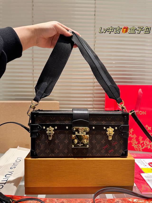 原单 配盒 Size：26*12Cm Lv 小盒子22Ss 新品 这个小盒子的颜值太高啦！ 太cute了！ 搭配两条肩带哦！