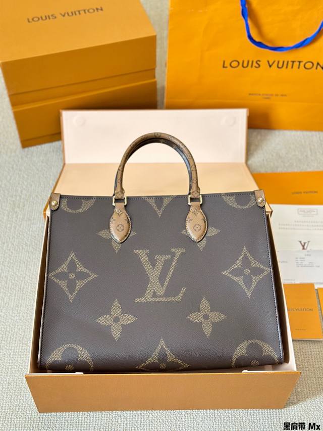 黑料带 折叠礼盒 原单品质 Lv A B面原料 Onthego妈咪袋 性价比之王这是一款超赞的包型，灵感来自于恶搞lv的街头品牌，曾经的曾经，Louis Vll