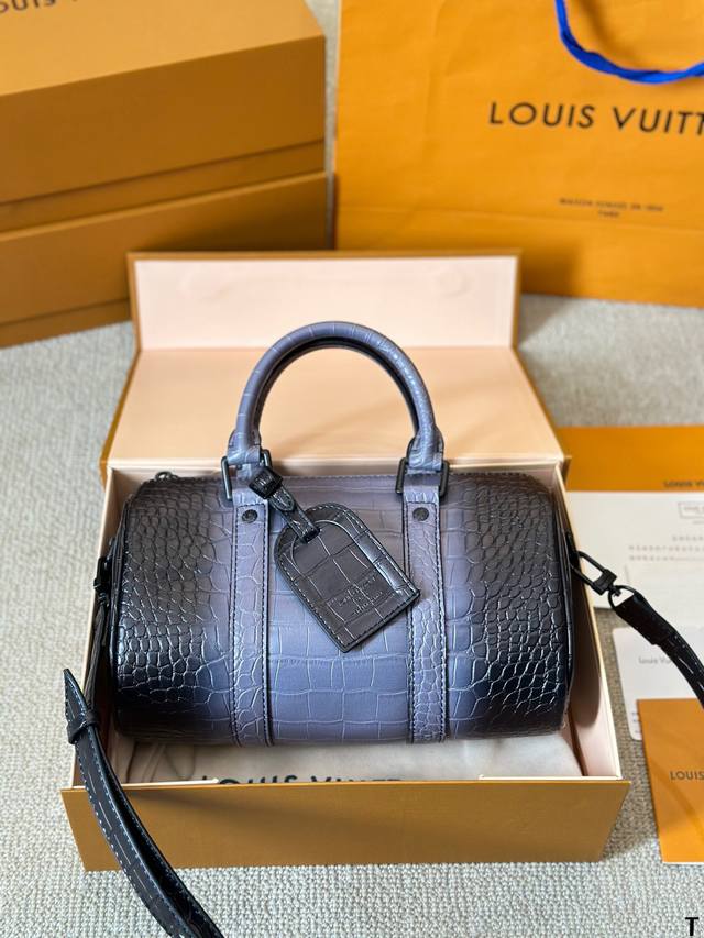 Lv Speedy 20Cm枕头包 无论版型 内里和专柜毫无差别 真正原版复刻 内里可拆卸 火遍全球的爆款机场大包 机车女神包 明星同款 贵气而充满活力的品牌设