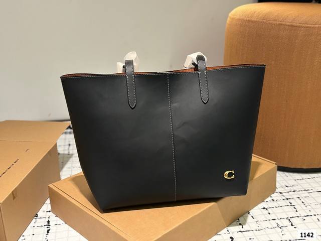 Coach 打工人专用通勤包 简约大方 蔻驰 Coach新品~ 适合打工人的一款north托特包 黑色好搭配，大容量 今天就黑白配色出门咯 尺寸 32.27