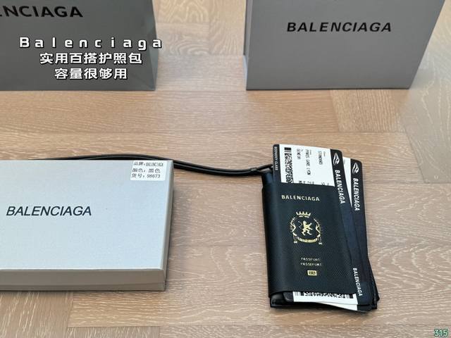 配盒 巴黎世家balenciaga 这个护照包绝对可以的 容量很够用，搭配起来也很帅中间拉链那层可以放护照，银行卡，现金背面夹层可以塞下15Pm 出门旅游再也不