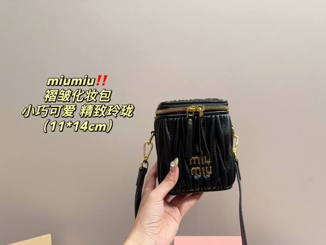 配盒尺寸11.14 Miumiu 褶皱化妆包 Miumiu褶皱羊皮一直很火 看了下包型hobo我有了 保龄球对小个子略显笨重 意外种草了这个小盒子好i好i 买前