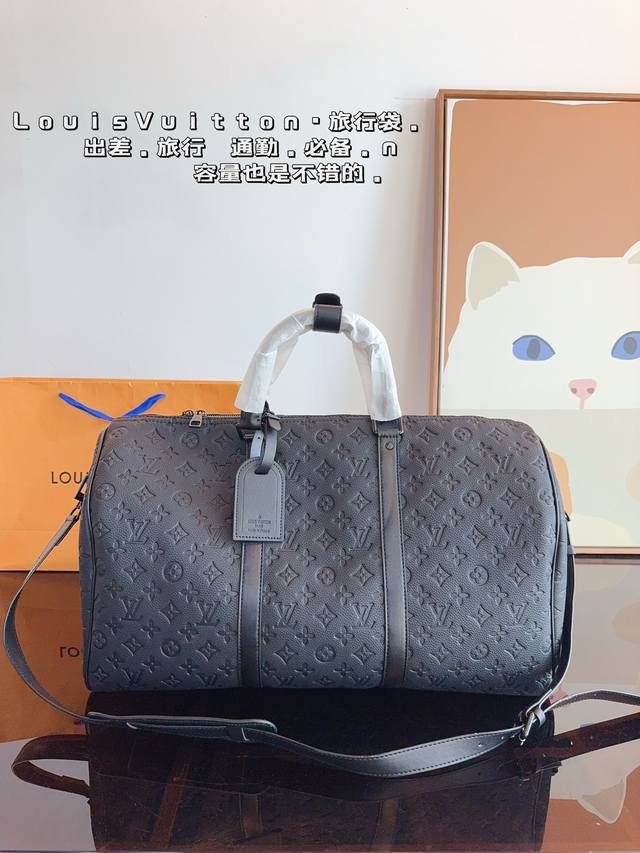 Lv 路易威登联名款keepall 斜跨包旅行包 一只帅气能装的旅行袋 时尚爆发款火热来袭 经典设计大气可观男女通用款 包包采用原版皮质 超级厚实 耐磨 耐用原