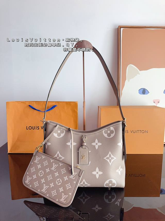 配礼盒 Lv Carryall 新款购物袋 这款包真的太有味道了，浓浓的复古风情，Vintage 的精髓体现的淋漓尽致，灵感源自档案馆的复古细节，尤其值得称道的