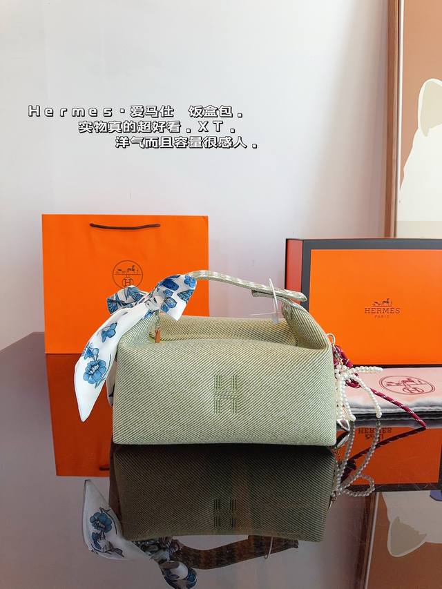 配礼盒. 爱马仕饭盒 Trousse Trousse Bride-A-Brace 洗漱包，稍微加个丝巾就可以变成精致手拎包了！ 帆布的材质随性旦休闲 容量感人