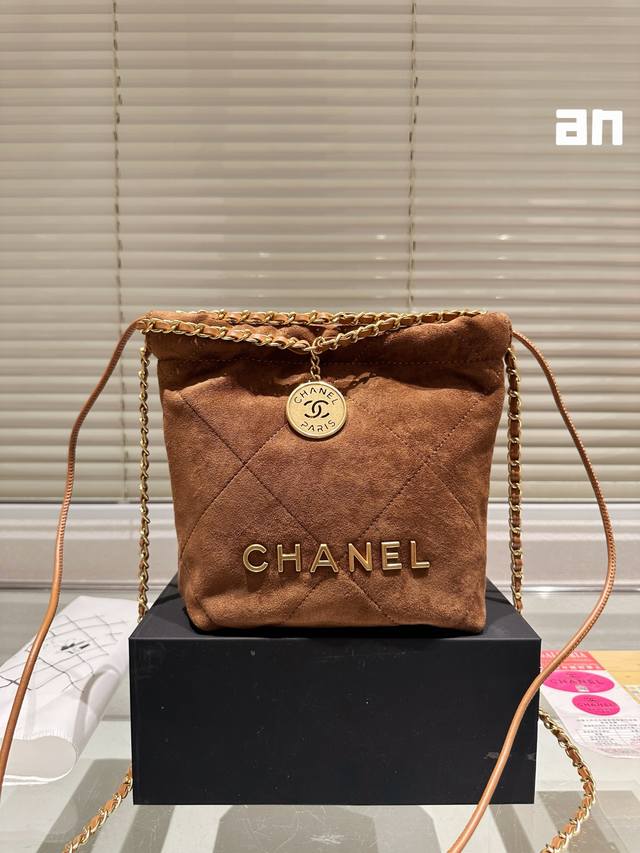 这款是时代的眼泪了吗？ #香奈儿包包size: 20*20Cm 小香家 Chanel 迷你22Bag 缩小版22Bag 品得格外的俏皮可爱，依旧是小牛皮材质，柔