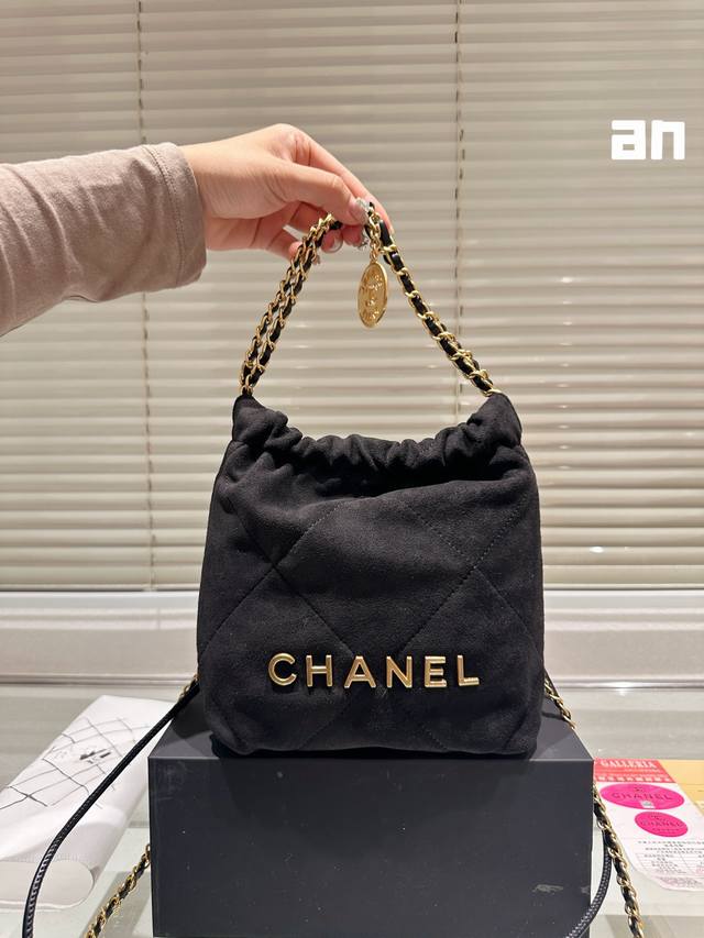 这款是时代的眼泪了吗？ #香奈儿包包size: 20*20Cm 小香家 Chanel 迷你22Bag 缩小版22Bag 品得格外的俏皮可爱，依旧是小牛皮材质，柔