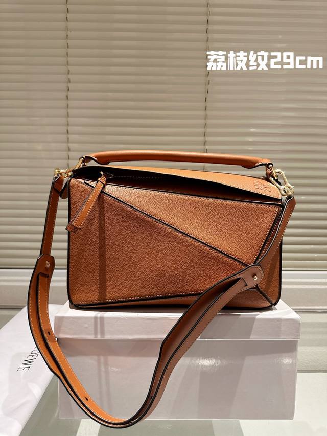 配盒 尺寸：29Cm Loewe 罗意威 几何包puzzle 真心是不能错过的， 牛皮品质！ 完全hold住！ 手感么么哒！几何包！ 罗意威 一根完美的肩带