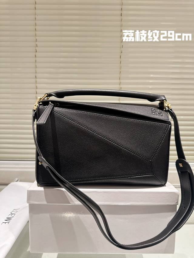 配盒 尺寸：29Cm Loewe 罗意威 几何包puzzle 真心是不能错过的， 牛皮品质！ 完全hold住！ 手感么么哒！几何包！ 罗意威 一根完美的肩带