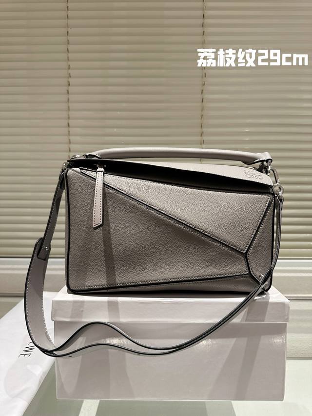 配盒 尺寸：29Cm Loewe 罗意威 几何包puzzle 真心是不能错过的， 牛皮品质！ 完全hold住！ 手感么么哒！几何包！ 罗意威 一根完美的肩带