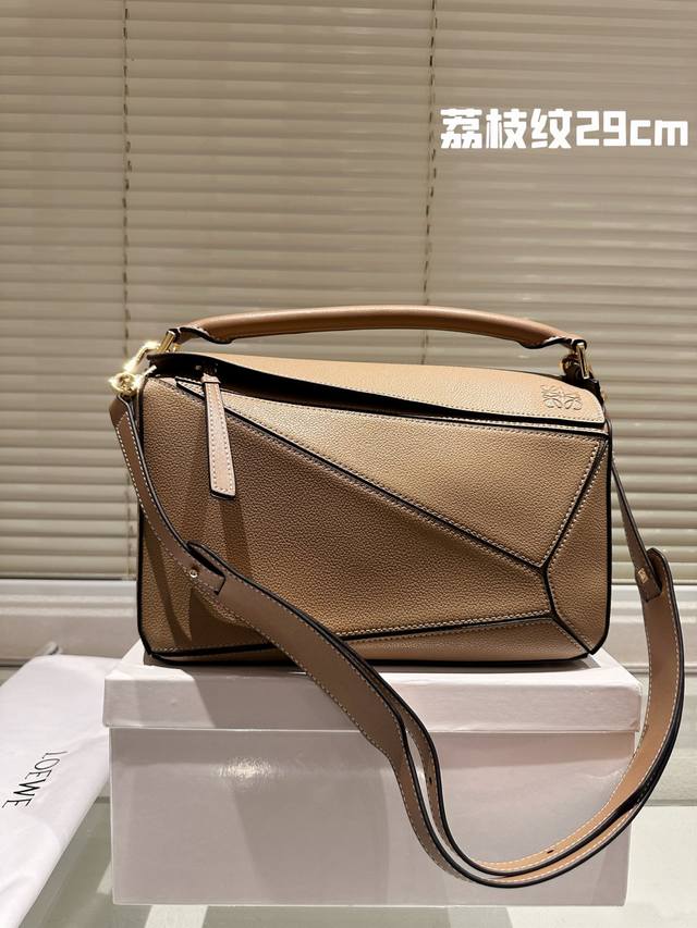 配盒 尺寸：29Cm Loewe 罗意威 几何包puzzle 真心是不能错过的， 牛皮品质！ 完全hold住！ 手感么么哒！几何包！ 罗意威 一根完美的肩带