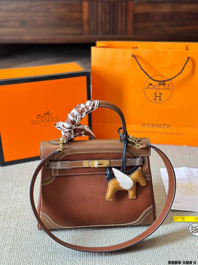 进口头层牛皮 Hermes Kelly 最近娱乐圈出镜率最高的一款包包，H家永恒的经典. 凯莉包好随意搭配，不管怎么穿，随便一背都好看 而且一点都不挑人很显气质