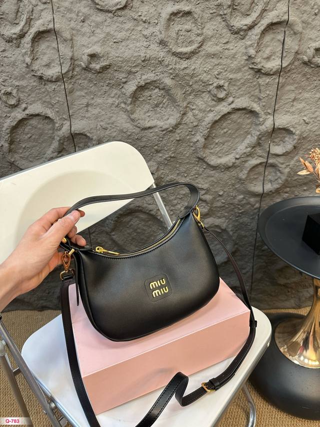 配折叠盒 Size: 23*13Cm Miumiu这新包，24新款hobo，太好搭配了！ 能拎、能挽、能肩背 有肩带 ， 可咸、可甜、可ac Alcohol&C