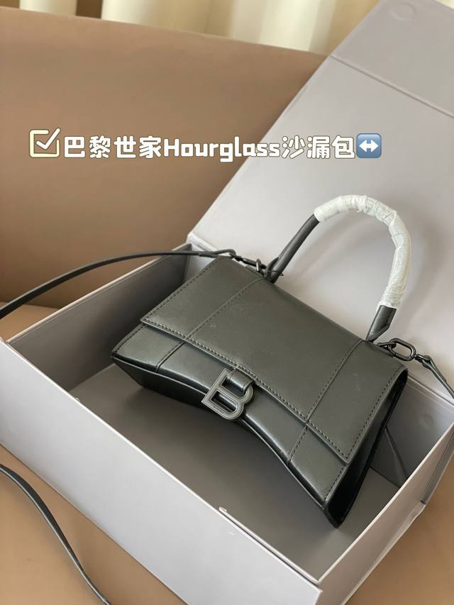 配折叠盒子 Balenciaga 巴黎世家本季重磅hourglass沙漏包，独特的标志性弧线形状造型极具辨识度，一眼就让人眼前一亮呀超炫酷！表面光滑平整，外观呈