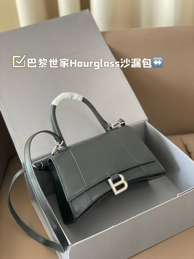 配折叠盒子 Balenciaga 巴黎世家本季重磅hourglass沙漏包，独特的标志性弧线形状造型极具辨识度，一眼就让人眼前一亮呀超炫酷！表面光滑平整，外观呈