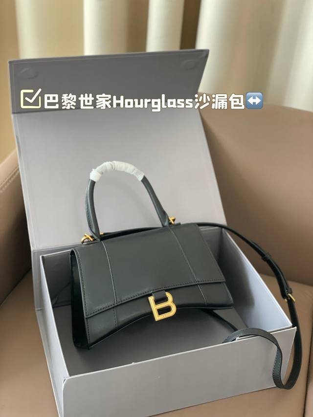 配折叠盒子 Balenciaga 巴黎世家本季重磅hourglass沙漏包，独特的标志性弧线形状造型极具辨识度，一眼就让人眼前一亮呀超炫酷！表面光滑平整，外观呈