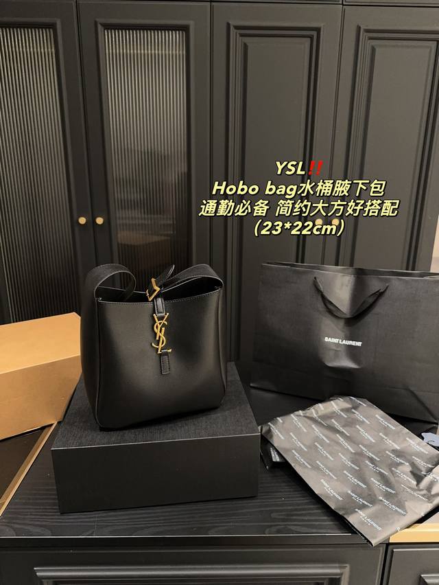 纯皮 全套包装尺寸23.22 圣罗兰 Ysl Hobo Bag 水桶腋下包 只什么风格都可以驾驭的包包 真的太好背了～ 又轻 容量又大 本来买了大号，回来觉得太