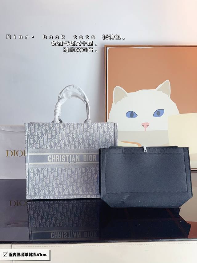 迪奥 托特包 系列. 这款 Dior Book Tote 手袋由 Dior女装创意总监玛 丽亚 嘉茜娅蔻丽 Maria Grazia Chiuri 设计，是体现