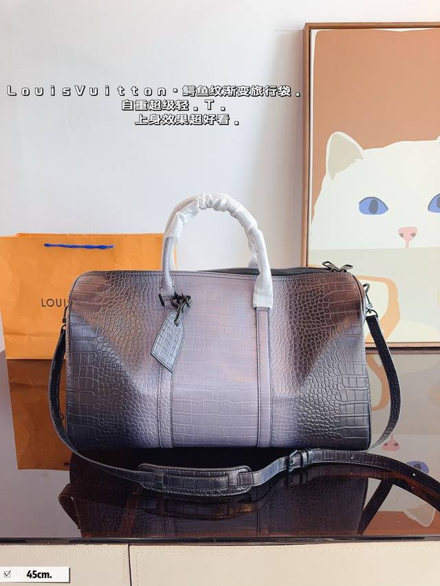 Lv 路易威登联名款keepall 斜跨包旅行包 一只帅气能装的旅行袋 时尚爆发款火热来袭 经典设计大气可观男女通用款 包包采用原版皮质 超级厚实 耐磨 耐用原