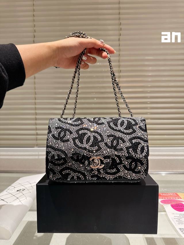 折叠礼盒 Chanel Mini Cf Handle 钻石 手柄款cf款式一直以来都是百看不腻的 这季度在经典cf Handle基础上搭配了皮穿链手柄 经典mi