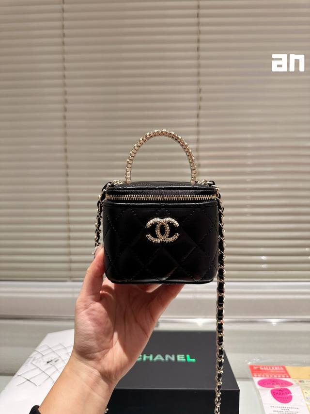 原单 折叠礼盒 内置小镜子 Chanel 24B 新品 高级钻石手柄 盒子包 化妆包 小箱子 最近的盒子包系列真的好火，小盒子当然是异常可爱啦e！尺寸 12Cm