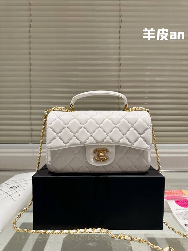 羊皮 折叠礼盒 Chanel 手柄mini Cf Handle 手柄款cf款式一直以来都是百看不腻的 这季度在经典cf Handle基础上搭配了皮穿链手柄 经典