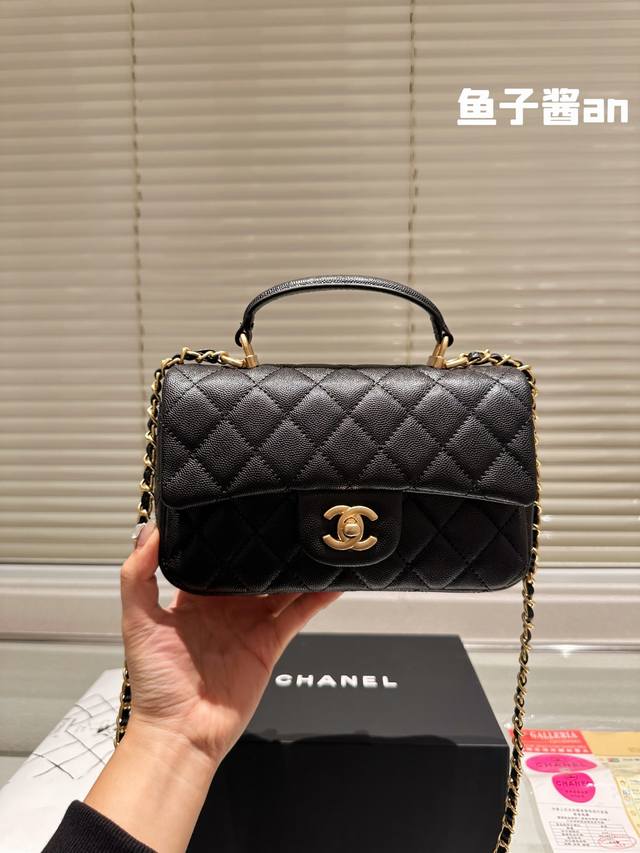 鱼子酱 折叠礼盒 Chanel 手柄mini Cf Handle 手柄款cf款式一直以来都是百看不腻的 这季度在经典cf Handle基础上搭配了皮穿链手柄 经