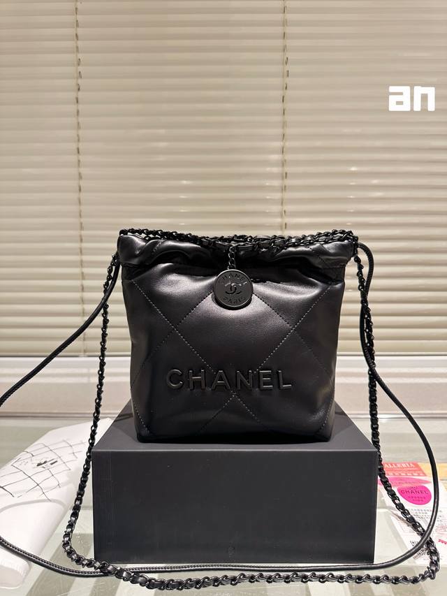 新款 22Bag 黑色 这款是时代的眼泪了吗？ #香奈儿包包size: 20*20Cm 小香家 Chanel 迷你22Bag 缩小版22Bag 品得格外的俏皮可