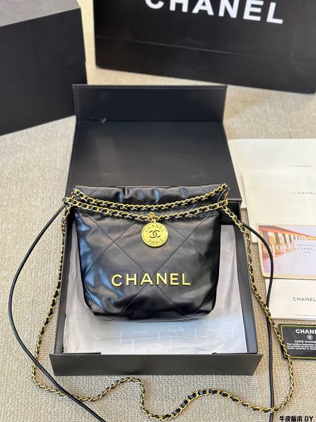 牛皮版本 Chanel 24S Mini 22Bag 本季24S大爆款最時髦好看，可肩背，斜背，側背，手提，非常難買黑色金字款，耐看也最保值 这包太好看了 黑色