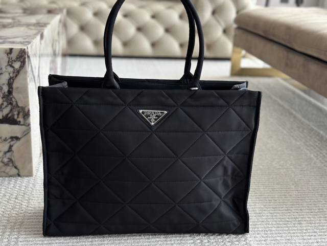 Size：45*32Cm 又是心动prada托特的一天. Prad Tote 购物袋 上身满满的高级感！ 日常通勤必备哦！