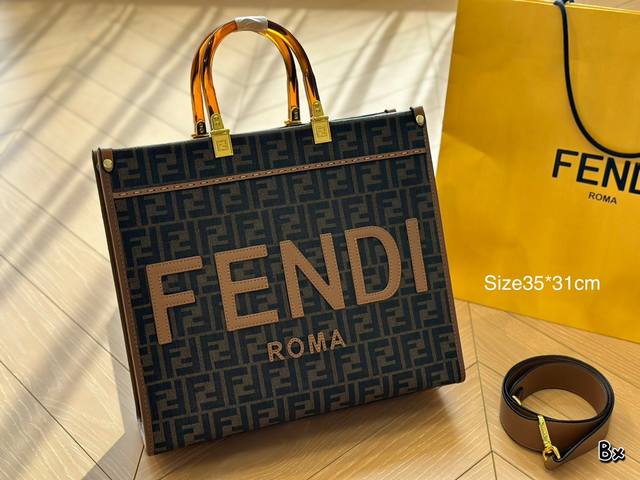 尺寸：36Cm F家 Fendi Peekabo 购物袋 经典的tote造型！ 但是这款最大的特点： 手提腋下！