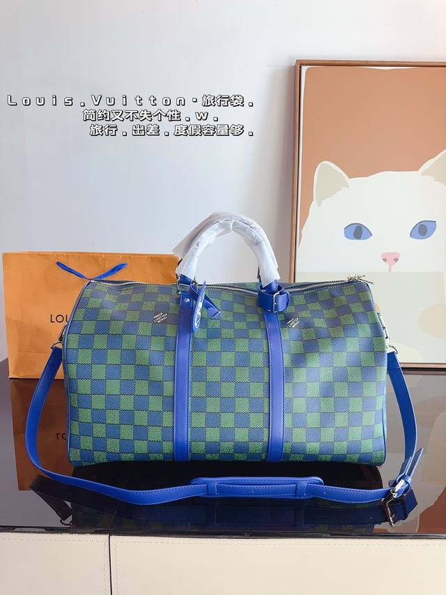 Lv 路易威登联名款keepall 斜跨包旅行包 一只帅气能装的旅行袋 时尚爆发款火热来袭 经典设计大气可观男女通用款 包包采用原版皮质 超级厚实 耐磨 耐用原