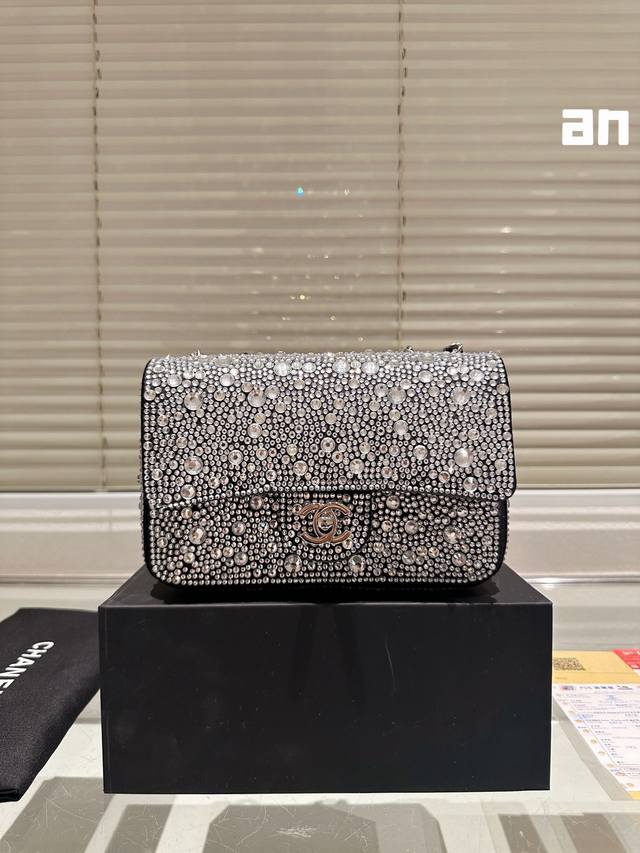 折叠礼盒 Chanel Mini Cf Handle 钻石 手柄款cf款式一直以来都是百看不腻的 这季度在经典cf Handle基础上搭配了皮穿链手柄 经典mi