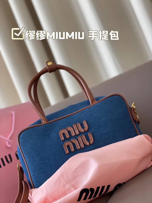 缪缪miumiu 手提包 轻轻松松高级感 包包手感巨好容量也很不赖 简单却又不失华丽 在你的精简穿搭上简直就是点睛之笔 尺寸28*18