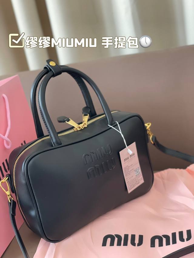 缪缪miumiu 手提包 轻轻松松高级感 包包手感巨好容量也很不赖 简单却又不失华丽 在你的精简穿搭上简直就是点睛之笔 尺寸28*18