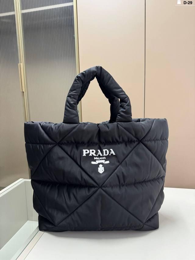 Prada普拉达购物袋 布料超大斜挎包原版品质这款购物袋将标志性图案与经典印花相结合 超级洋气 D-29尺寸36.18.35