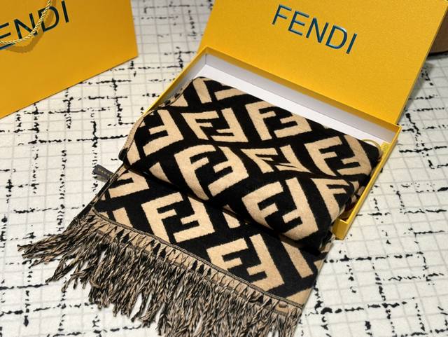 高端羊绒围巾 Fendi 经典围巾真材实料！这款围巾适用于春 秋 冬！当作披肩超好看！提亮肤色！上身效果气场非常强大手感柔软成色有质感，匠心之作。 规格:40%