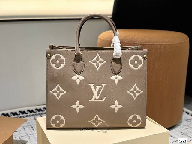 折叠礼盒 Lv本款onthego中号手袋释放monogram Empreinte压纹皮革的娴雅意味，可为当季造型注入盎然春意。充裕容量满足都市出行或商务所需，顶