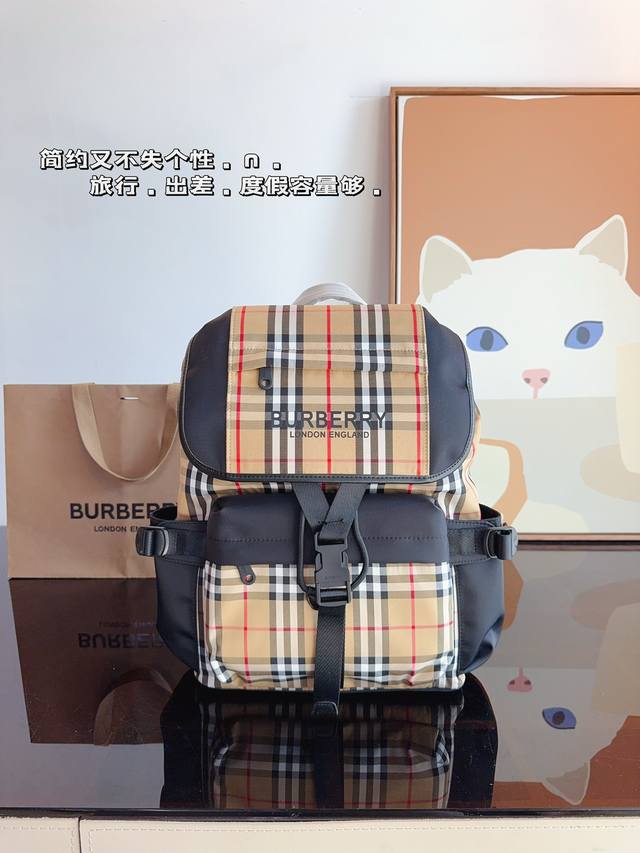 巴宝莉burberry 双肩包 超高辨识度的巴宝莉 品牌logo的装饰瞬间提升逼格，特别吸睛。 肩带的设计很舒服，宽度刚刚好，包包的容量也挺大的，足够你放下随身